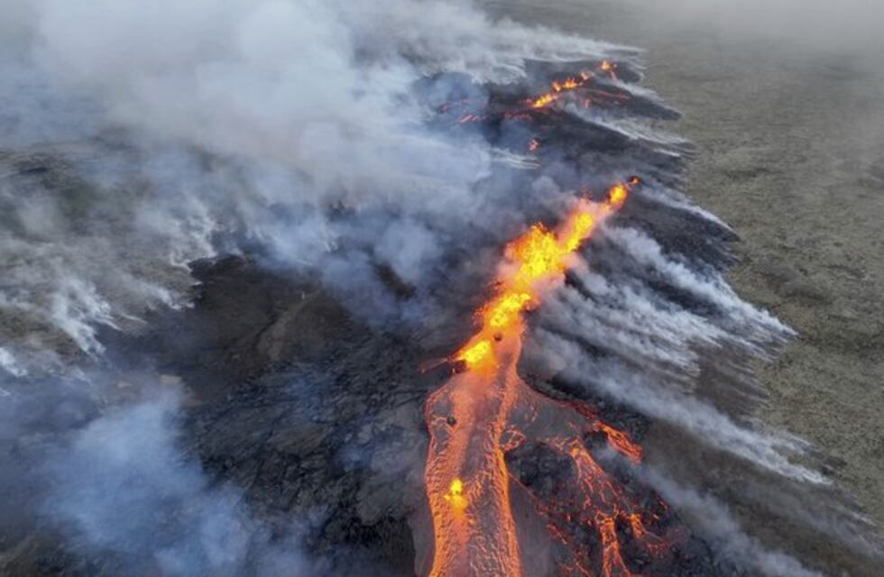 Imágenes estremecedoras: el instante en el que un grupo de turistas debe huir cuando entra en erupción un volcán