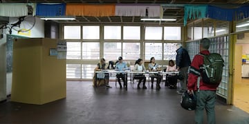 Un menor fue “retenido” por haber sacado boletas de Javier Milei del cuarto oscuro.