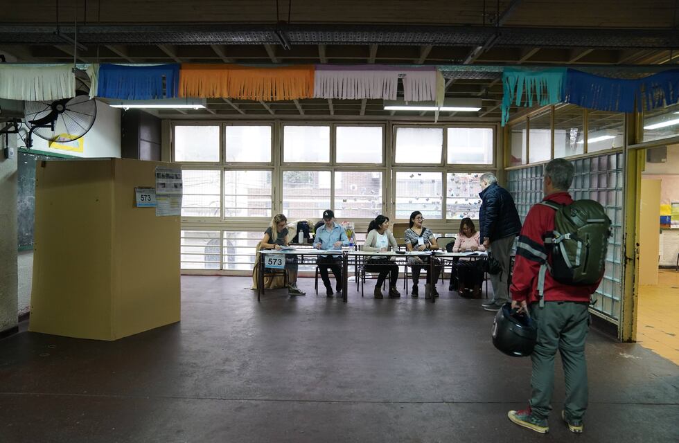 Un menor fue “retenido” por haber sacado boletas de Javier Milei del cuarto oscuro