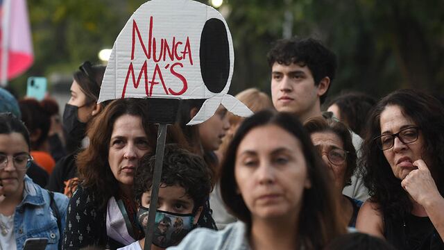 Miles de mendocinos se movilizaron por el día Nacional  de la Memoria por la Verdad y la Justicia.
La movilización comenzó en San Martín y Sarmiento y finalizó en casa de Gobierno.
Foto José Gutierrez / Los Andes