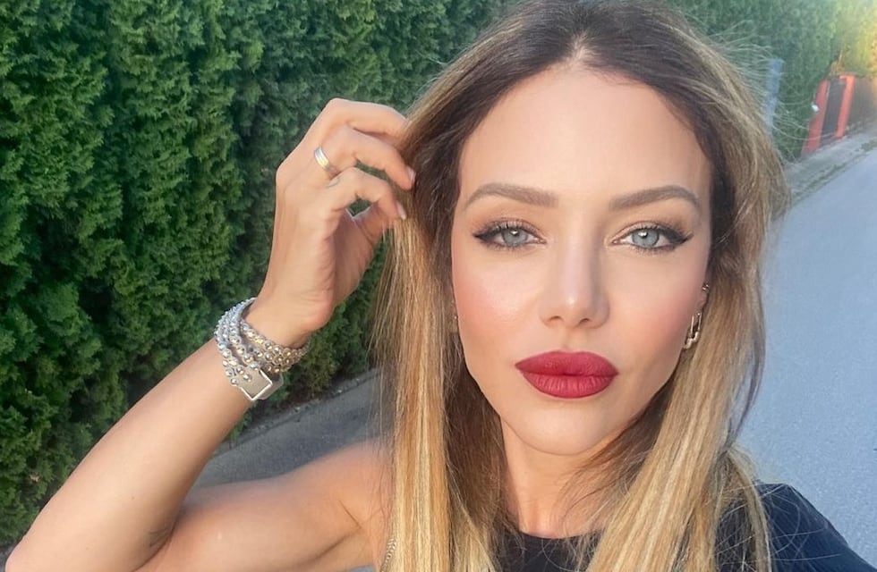 Evangelina Anderson encandiló a sus fans con un look muy francés: boina, blazer y minifalda