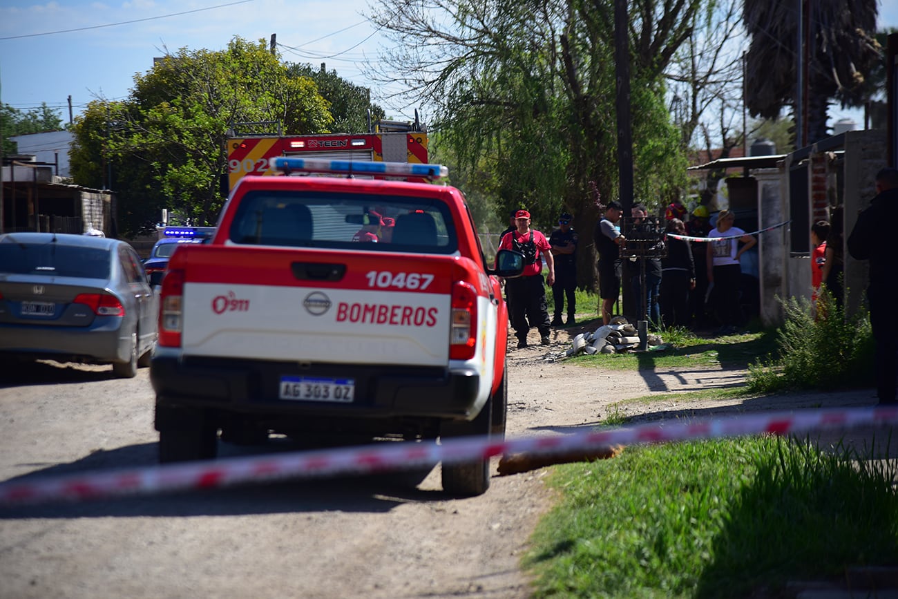 Incendio fatal en Calle 23 y Av. Ildefonso Muñecas, barrio Coronel Olmedo, de la ciudad de Córdoba. (Pedro Castillo / La Voz)