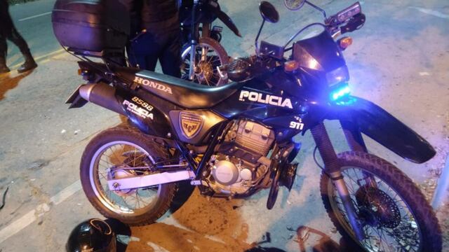 La moto policial chocó contra un Corsa