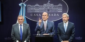 Casa Rosada, reunión de gobernadores. Guillermo Francos jutno a Rogelio Frigerio y Osvaldo Jaldo 
Foto Federico Lopez Claro