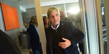 El ministro de Economía de la Nación, Luis Caputo, en el ciclo de charlas de coyuntura que lleva a cabo la Bolsa de Comercio de Córdoba. (Pedro Castillo / La Voz)