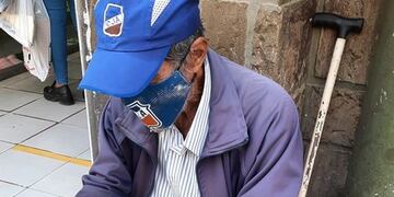 Don Marcelino, a sus 106 años pide limosnas en Salta