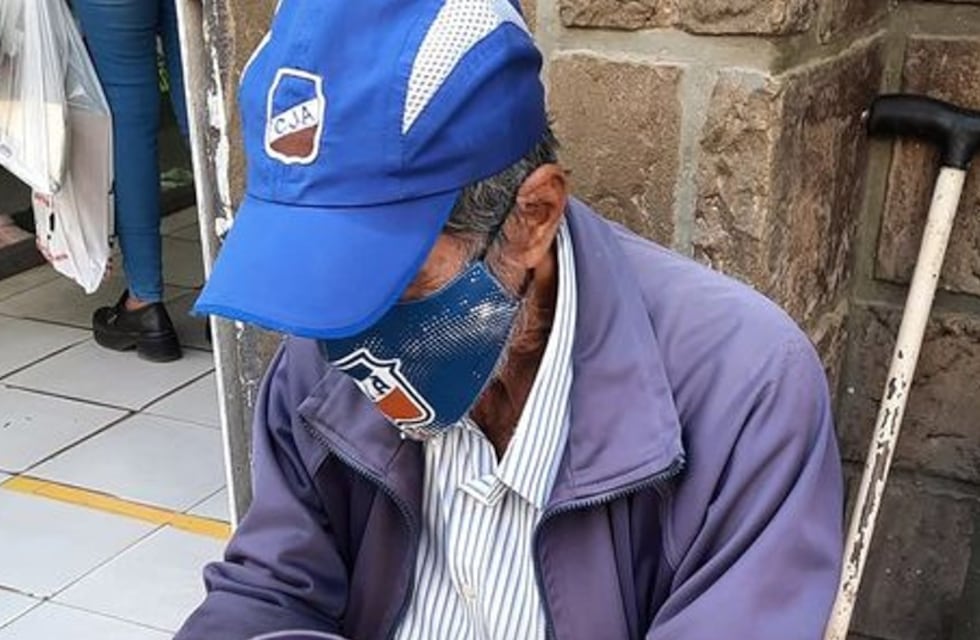 Tiene 106 años y pide limosnas en Salta para ayudar a su esposa que tiene cáncer