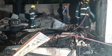 El personal de bomberos intentando rescatar a los menores, que murieron.