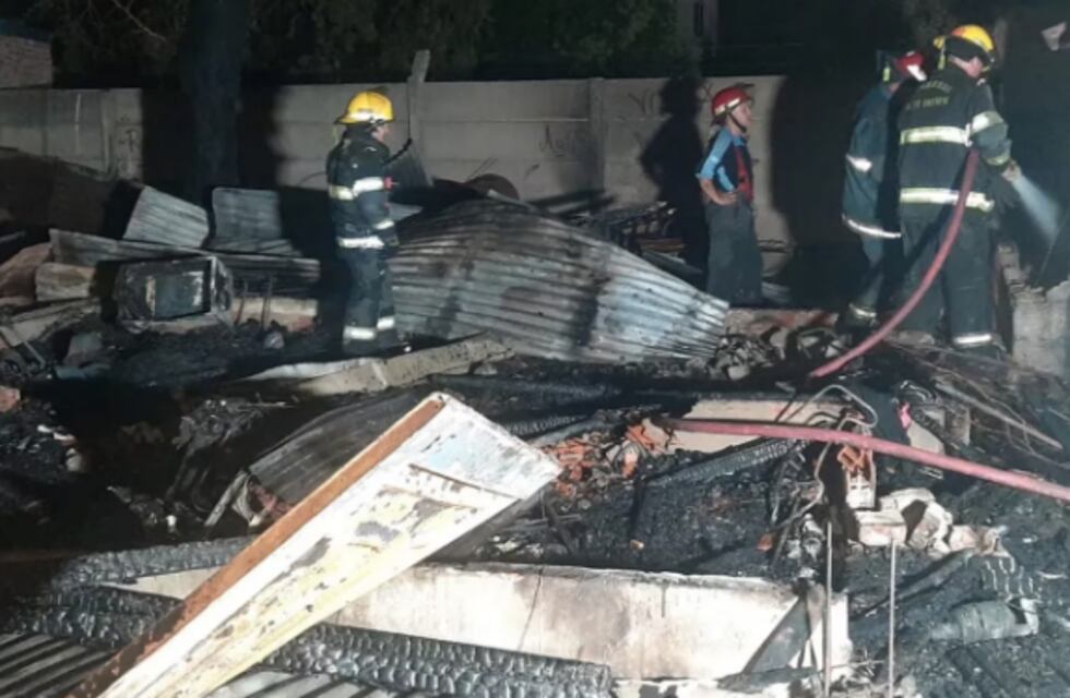 Un voraz incendio destruyó por completo a una vivienda donde murieron dos nenes, de 2 y 3 años