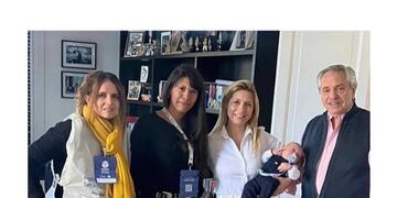 La familia presidencial recibiendo a las censistas