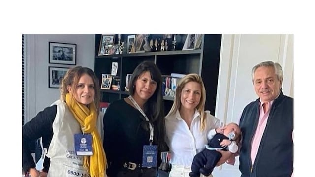 La familia presidencial recibiendo a las censistas