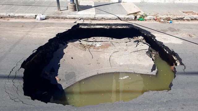 El cráter de calle Soldado Ruiz en 2022.