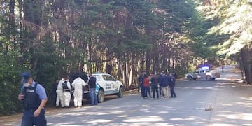 Peritos de Criminalística, la Brigada de Investigaciones y fiscales investigando en el lugar del crimen.