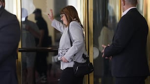 Patricia Bullrich, saliendo del hotel Libertador tras reunirse con Javier Milei.