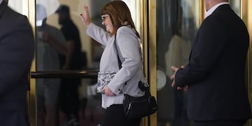 Patricia Bullrich, saliendo del hotel Libertador tras reunirse con Javier Milei.