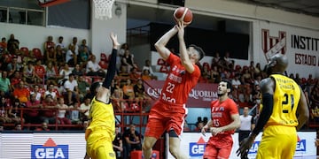 Martín Fernández, alero titular de Instituto en el partido contra Peñarol, sin nada en juego por la Champions. (Fiba)