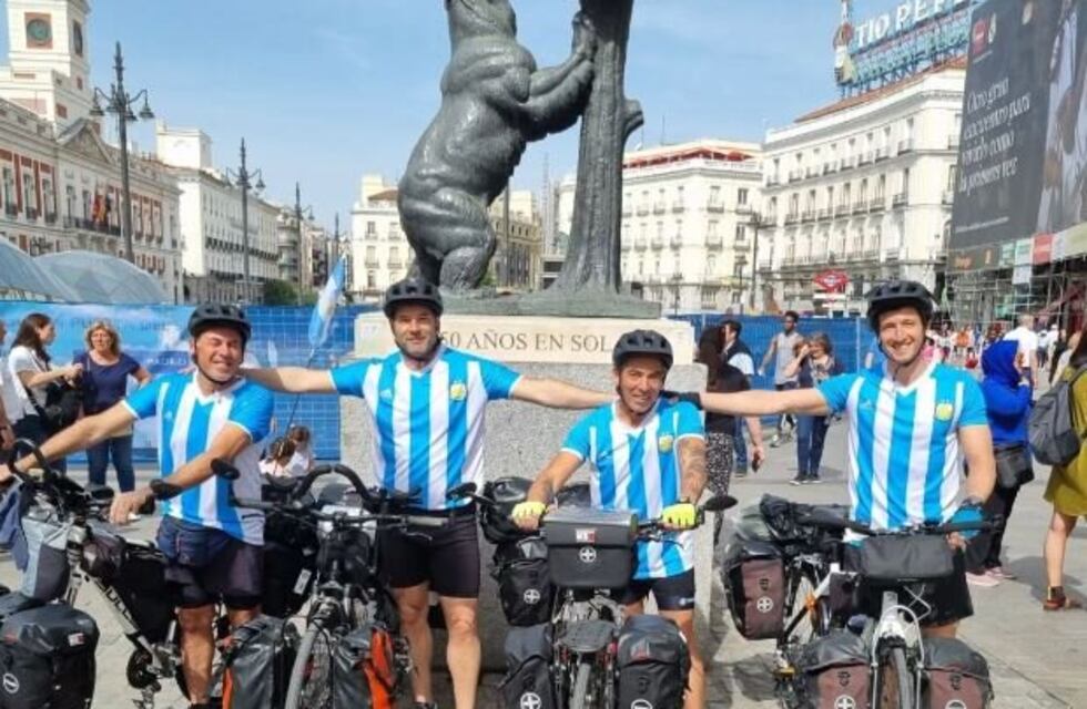 ¡Vamos a alentar a la Selección! Cuatro amigos de Gualeguaychú iniciaron su viaje en bicicleta hasta Qatar para ver el Mundial