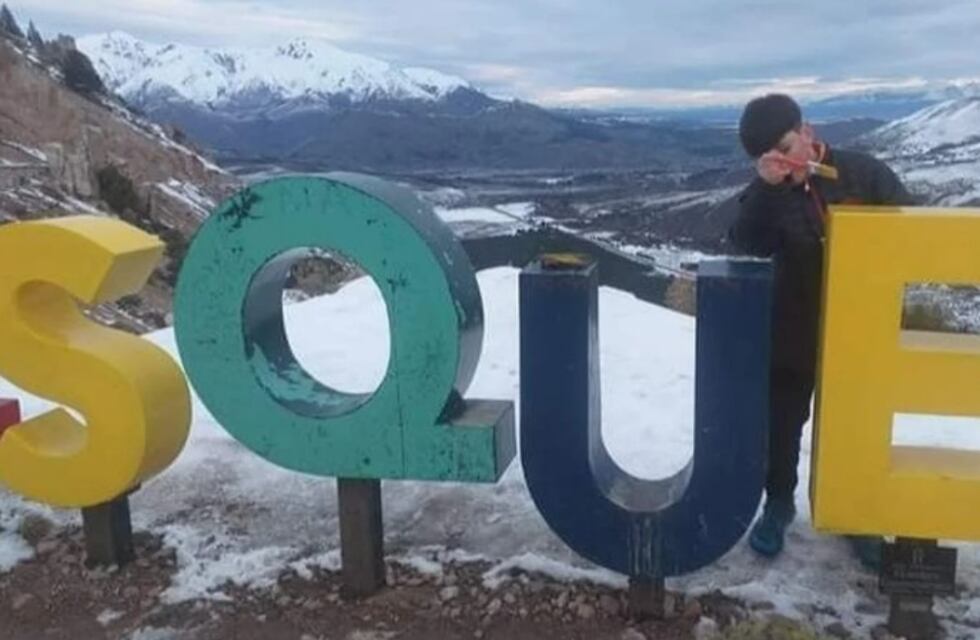 Un nene arregló un cartel que vandalizaron turistas en Esquel y emocionó a los vecinos