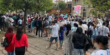 La gente que siguió el desarrollo del partido en bares y confiterías del centro capitalino, de inmediato copó las calles en la zona de la plaza Belgrano, en la capital jujeña.