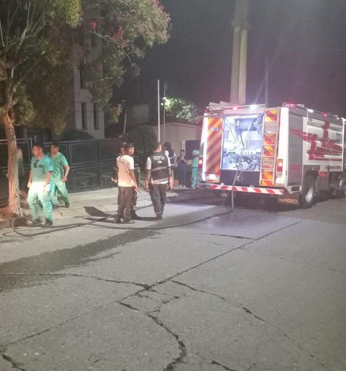 Se durmió con una vela encendida y despertó entre las llamas