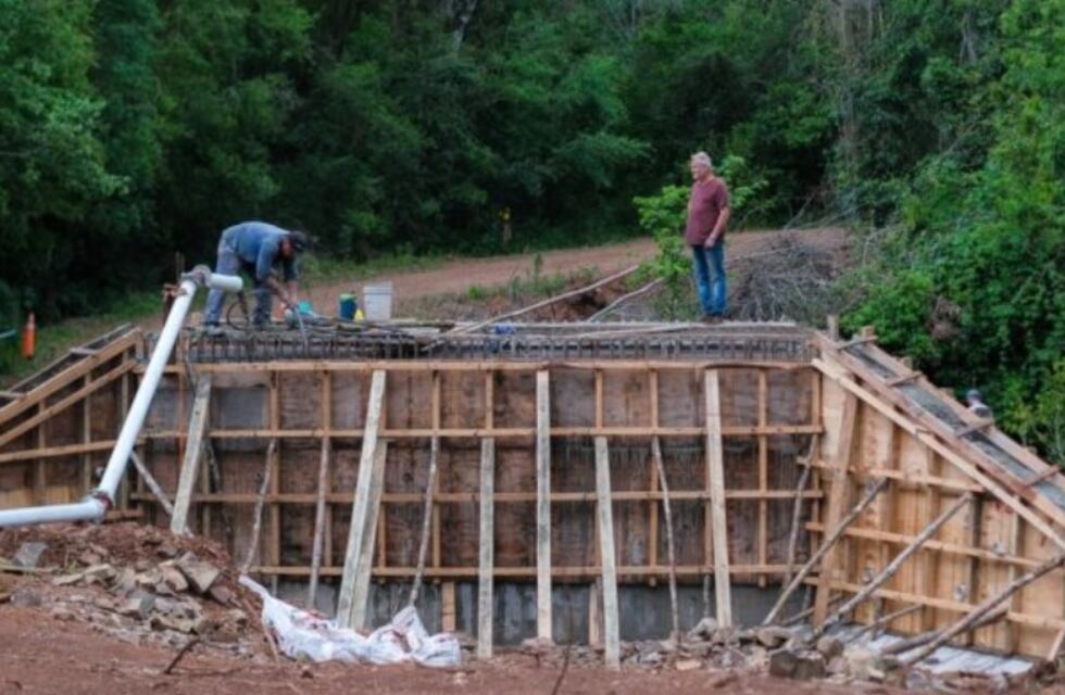 Ejecutan obras viales en Mojón Grande