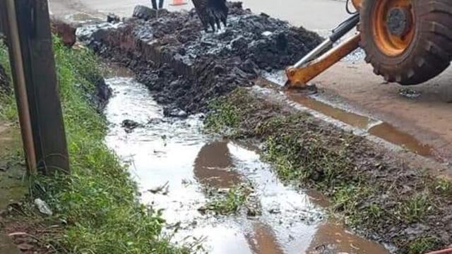 Realizan trabajos de mejoramiento cloacal en Puerto Iguazú.