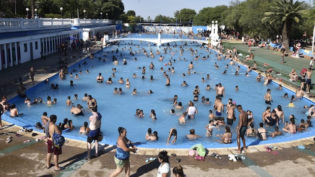 Las piletas, un alivio para la ola de calor en Córdoba.