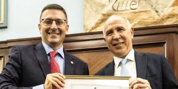 El presidente del Concejo Municipal de Rafaela, Lisandro Mársico, entregó un reconocimiento institucional por los 20 años del Dr. Lorenzetti en la Corte de la Nación.