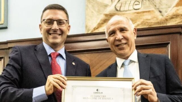 El presidente del Concejo Municipal de Rafaela, Lisandro Mársico, entregó un reconocimiento institucional por los 20 años del Dr. Lorenzetti en la Corte de la Nación.