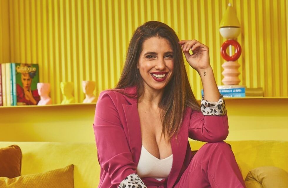 Cinthia Fernández se prepara para el verano con una microbikini blanca de su propia colección