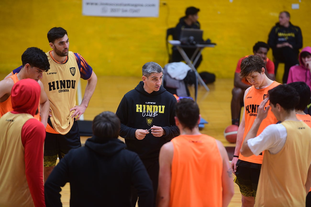 Práctica del equipo de Hindú de básquet. (José Gabriel Hernández / La Voz)