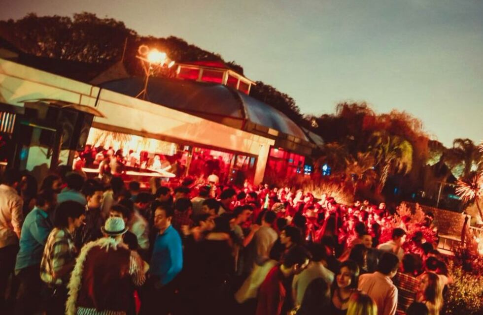 Lo echaron del boliche, agarró su auto y chocó contra la entrada: atropelló a una persona y todo quedó grabado