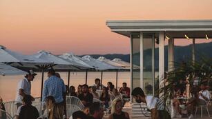 Bravo Cafe, a orillas del lago en Villa Carlos Paz.