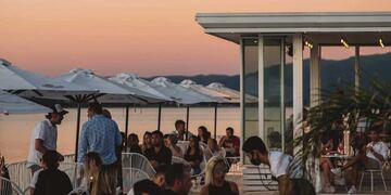 Bravo Cafe, a orillas del lago en Villa Carlos Paz.