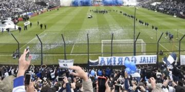 Los hinchas aseguraron que se desconcentraban en el partido porque era muy divertido ver al "hombre árbol".