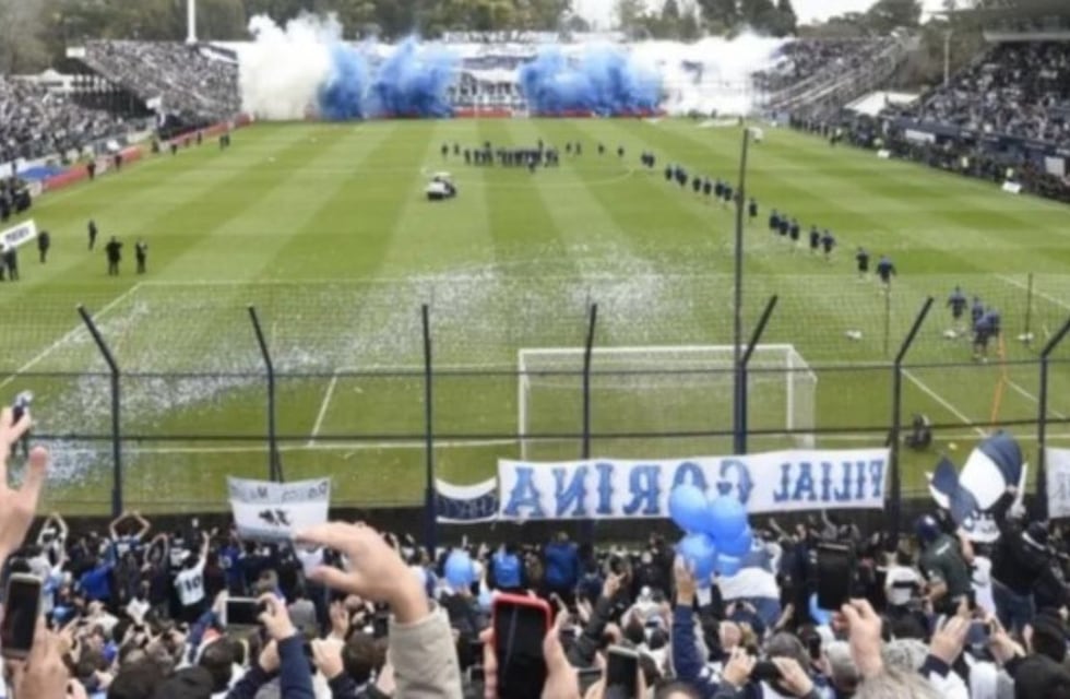 Video: “el hombre árbol” que se llevó todas las miradas de los hinchas de Gimnasia y es furor en las redes