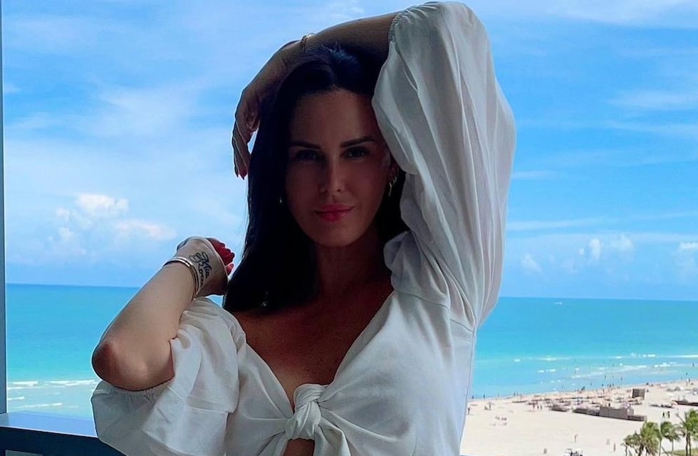 Natalie Weber se lució frente al espejo con una micro bikini estilo “taparrabos”