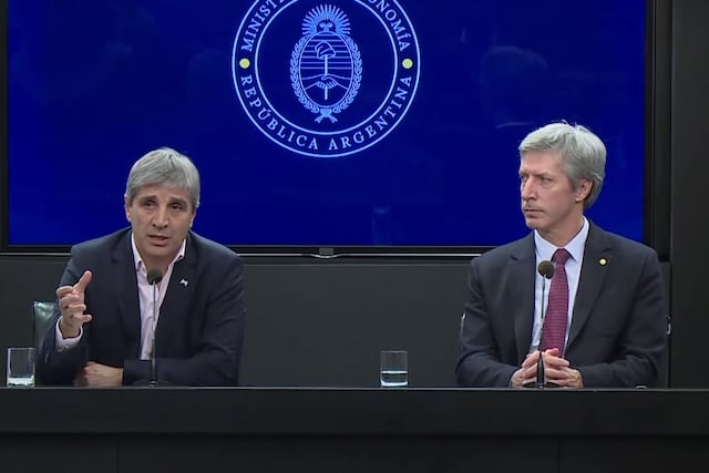 El ministro de Economía, Luis Caputo, y el titular del Banco Central, Santiago Bausili, ofrecen una conferencia de prensa en el microcine del Palacio de Hacienda. Foto NA: CAPTURA DE VIDEO