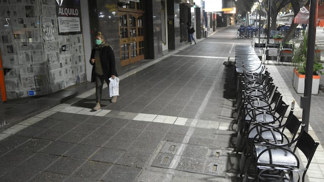 Mendoza 15 de julio de 2020 Sociedad
Cuarentena, coronavirus
Casi sin movimiento de personas en la Peatonal Sarmiento de Ciudad, en horas de la tarde noche, ya que los comercios trabajan hasta las 19 horas y algunos restaurantes y cafes cerraron sus puertas por la crisis económica
Foto: José Guterrez / Los Andes
covid 19, comercios cerrados