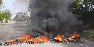 Hartos de los desbordes cloacales, vecinos cortaron el tránsito en Avenida Jujuy.