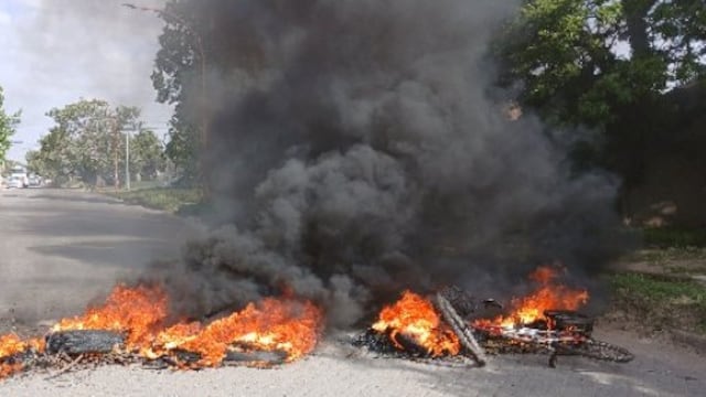 Hartos de los desbordes cloacales, vecinos cortaron el tránsito en Avenida Jujuy.