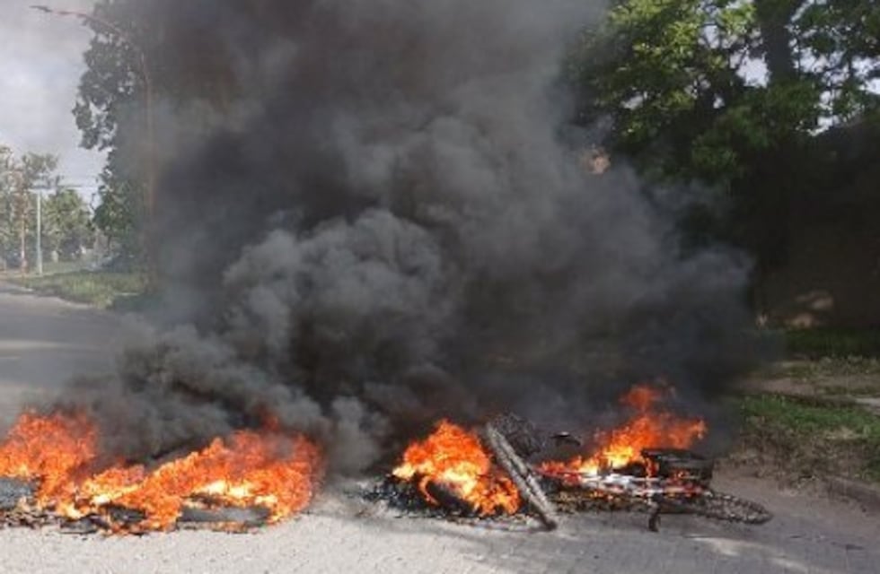 Hartazgo: cortaron la calle por los desbordes cloacales
