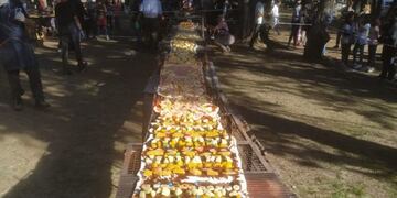 Mega pizza a la parrilla, realizada en Villa Ciudad Parque.