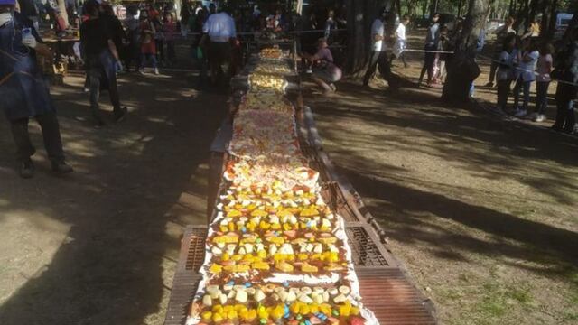 Mega pizza a la parrilla, realizada en Villa Ciudad Parque.