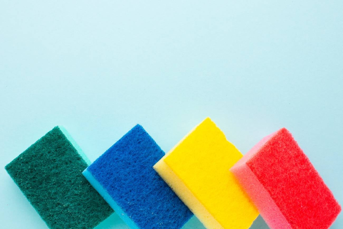 Renovar y tratar la esponja regularmente previene la contaminación cruzada en la vajilla.
