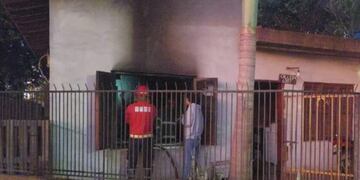 Posadas: familia quedó atrapada en un principio de incendio en su vivienda.