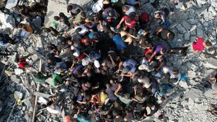 Palestinos buscan sobrevivientes entre los escombros que dejó un bombardeo israelí, el domingo 5 de noviembre de 2023, en el campamento de refugiados Maghazi, en la Franja de Gaza.