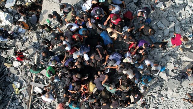 Palestinos buscan sobrevivientes entre los escombros que dejó un bombardeo israelí, el domingo 5 de noviembre de 2023, en el campamento de refugiados Maghazi, en la Franja de Gaza.