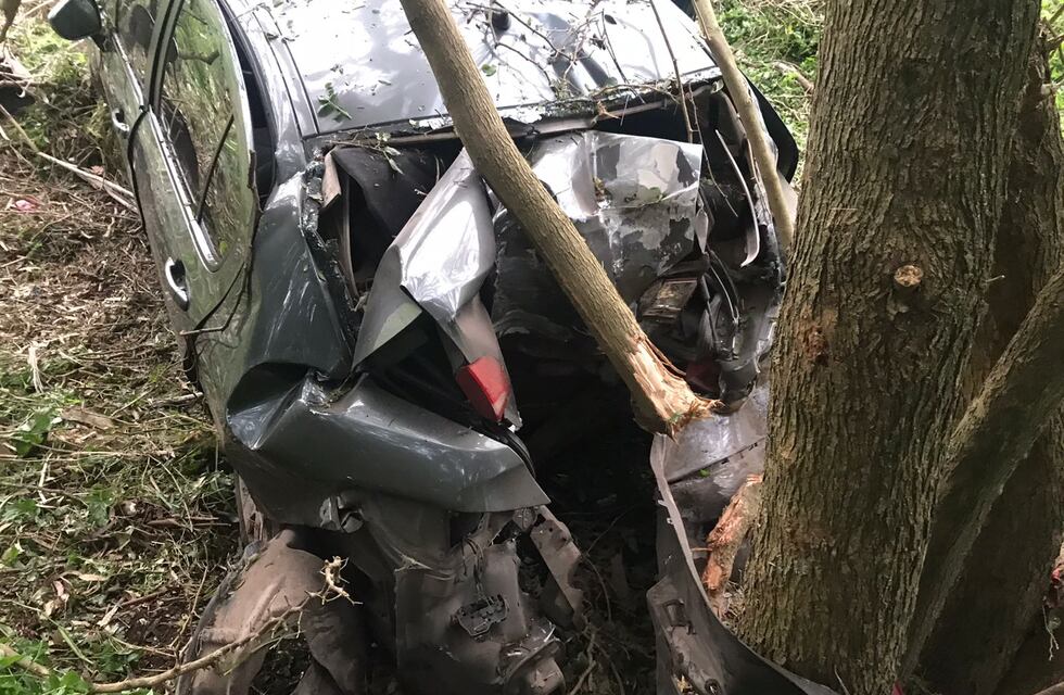 Violento despiste en ruta 2: un marplatense debió ser rescatado desde el interior del auto