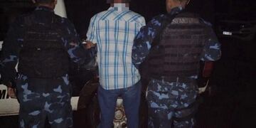 El principal sospechoso escapó disparando contra los policías durante el operativo.